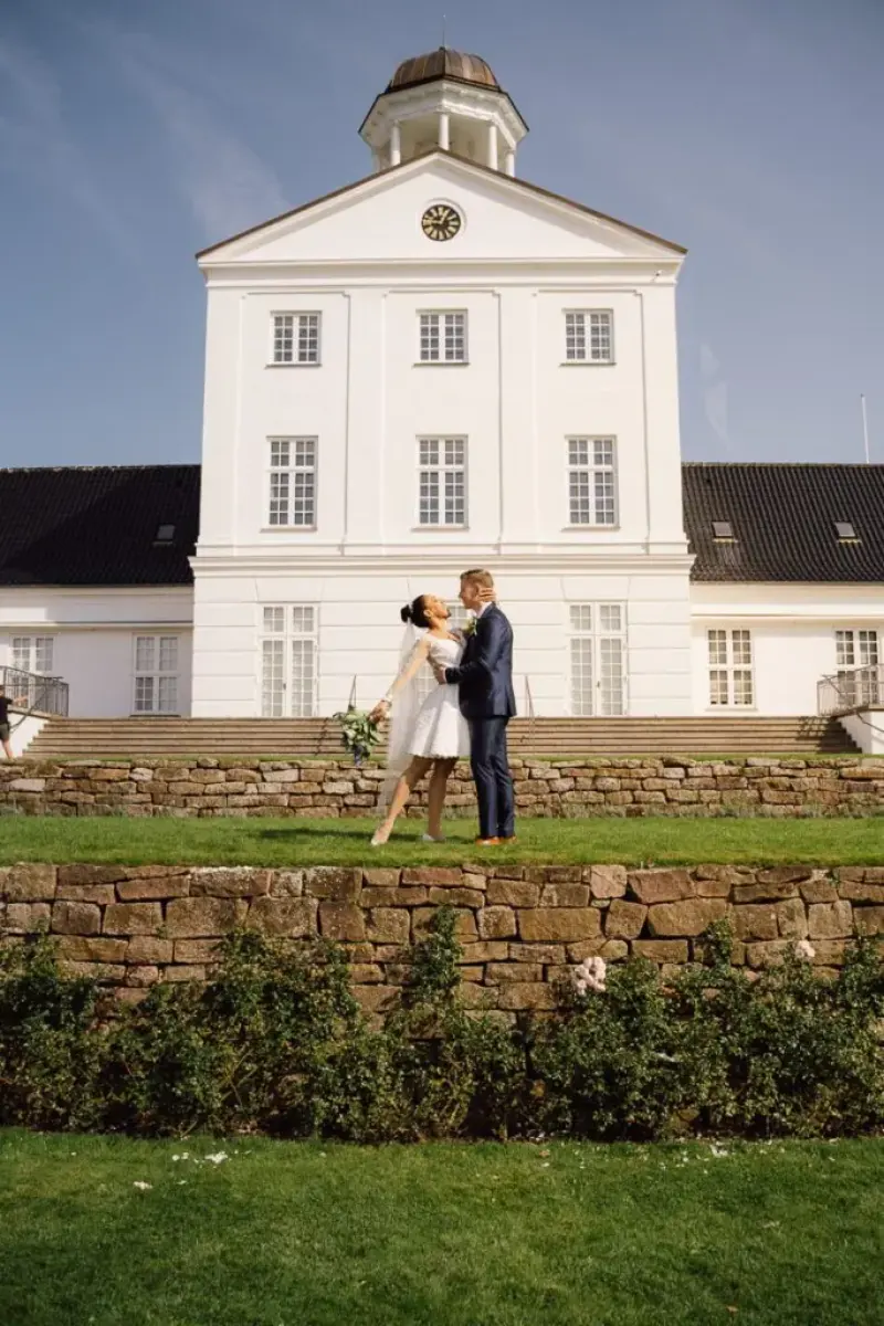 Couple in front of Gråsten Palace