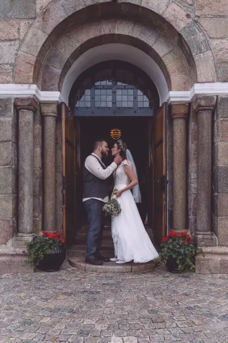 Couple kissing in a church doorway in Kolding